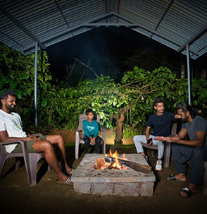 Homestay in Srimangala Kutta with cozy evening bonfire